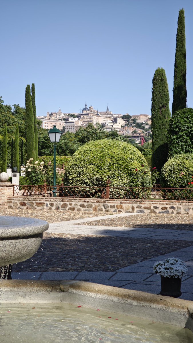 MrHalstead_'s tweet image. Lunes después de una gran boda en Toledo. Qué maravilla de lugar!