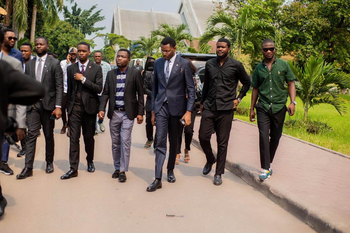 reagan_shole1's tweet photo. #6 juin talent boost UPC📌

La gouvernance en RDC n’est toujours pas inclusive. Il faut le dire sans détour.

Trop de jeunes restent en marge des décisions, alors que nous sommes la majorité, la force, l’avenir.

À la jeunesse de sortir de la dispersion. On ne peut plus avancer chacun de son côté. C’est ensemble, unis autour d’objectifs clairs, qu’on pourra peser.

Mais ça commence par nous-mêmes : développement personnel, discipline, vision.
Changer le pays, c’est d’abord se changer soi.

Le temps de l’attente est fini. Le moment d’agir, c’est maintenant.

#GouvernanceInclusive #RDC #JeunesseConsciente #AgirPourDemain #UnitéJeune