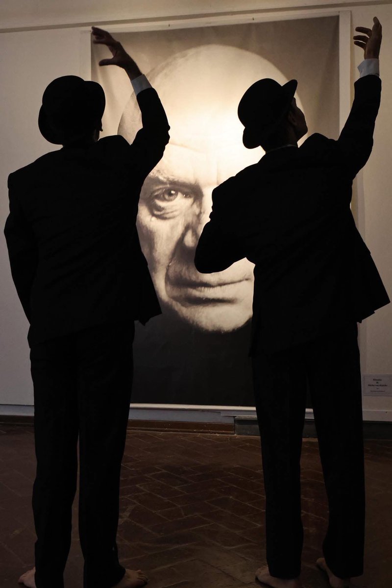 #vernissage
Mostra Fotografica Danzante 
La vie d’Artiste - una mostra per ricordare Micha van Hoecke 
Mercoledì 11 giugno, ore 16, 17, 18
Con i danzatori dell’ex L’ensemble di Micha

Per info e prenotazioni -
ravennafestival.org/events/la-vie-…