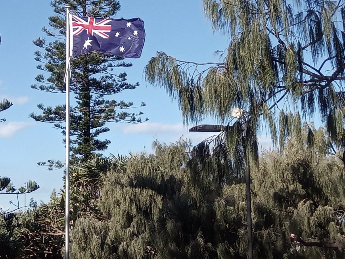 Caloundra war memorial…..one flag !  as it should be.