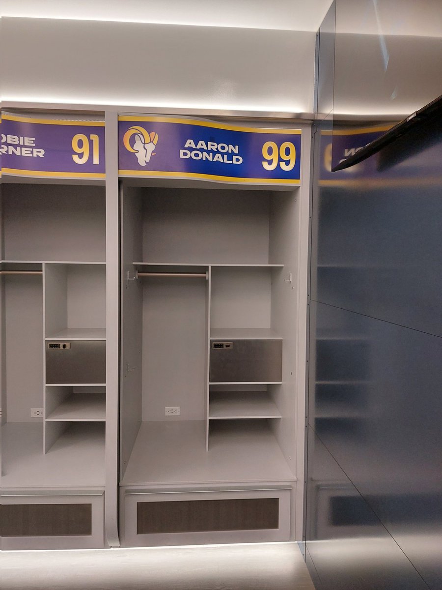 FranRagnarsson's tweet photo. Hola mis queridos @100yardas_ @javigomezTV @sagastiker @luisvjones @paupasa @PonsetiRadio @Serpicolleidata confirmo que el SoFi Stadium continua siendo territorio yarder. Un abrazo muy grande, se os quiere! 😎🏈 https://t.co/4f4DWFIJbZ