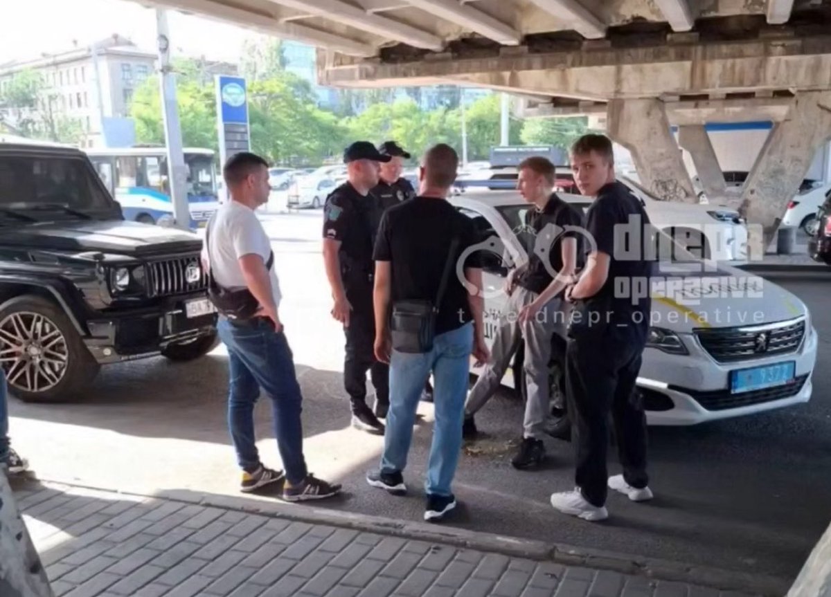 SymorozOfficial's tweet image. Пів року тому тоді ще 17-річний мажор Арсеній Олегович Бессонов 2007 року народження з Дніпра фігурував у смертельному ДТП, це було вбивство 10-річної дитини бухими малолітніми чортами на BMW… 

Тоді справу на «особистий контроль» взяла Національна поліція і як наслідок мажор на…