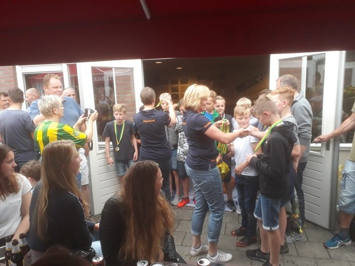 Uit de oude doos: De <a href="/cvvFIT_Boys/">cvv FIT Boys</a> Familiedag uit 2018!

Zaterdag 14 juni staat de 46e 'seizoensafsluiting' op het programma. Deze week elke dag een terugblik op een familiedag uit het verleden....

fitboys.nl/algemeen/rabob…