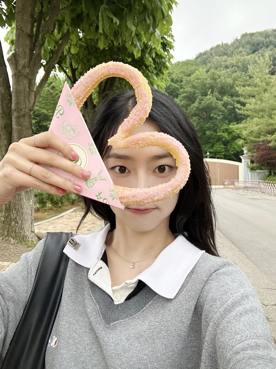 [#슢지기]
#에버랜드_로즈가든 갔다가 #예은 이 보고 눈호강✨
장미🌹도 많고 예은이도 예쁘고💜

 #장예은 #YEEUN #JANGYEEUN #에버랜드 #에버랜드로로티
#슈퍼벨컴퍼니 #superbellcompany #superbell #SBC