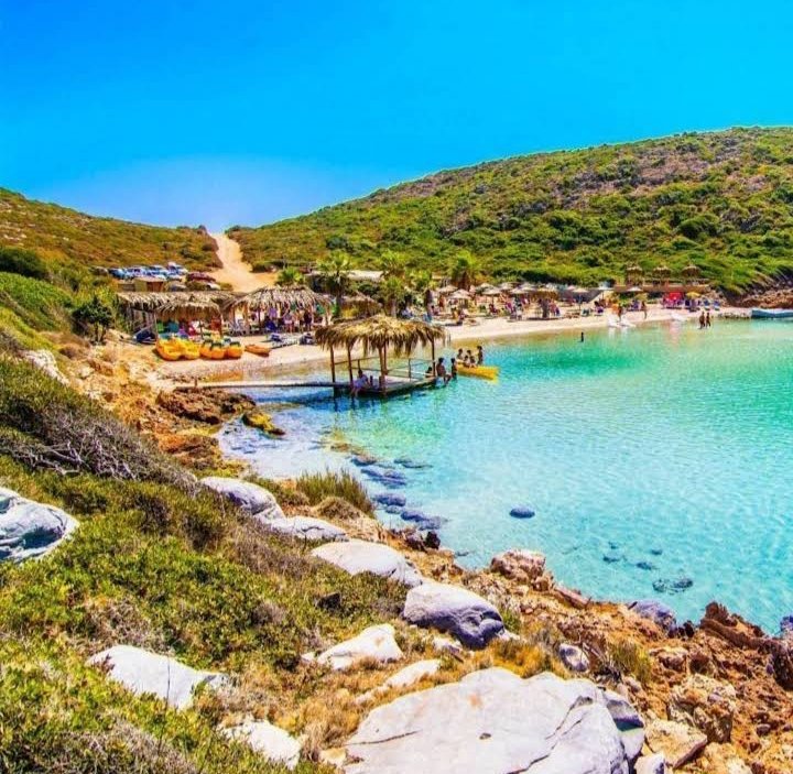 Kuşadası karşısı sisam adası beach 😄 giriş, şezlong,loca ve kıyıda duran kanolar bile ÜCRETSİZ 😄 yediğinizi ve içtiğinizi ödeyip tatail yapabilirsiniz... Ülkemizde nefes hariç herşey paralı olunca zoruma gidiyor...