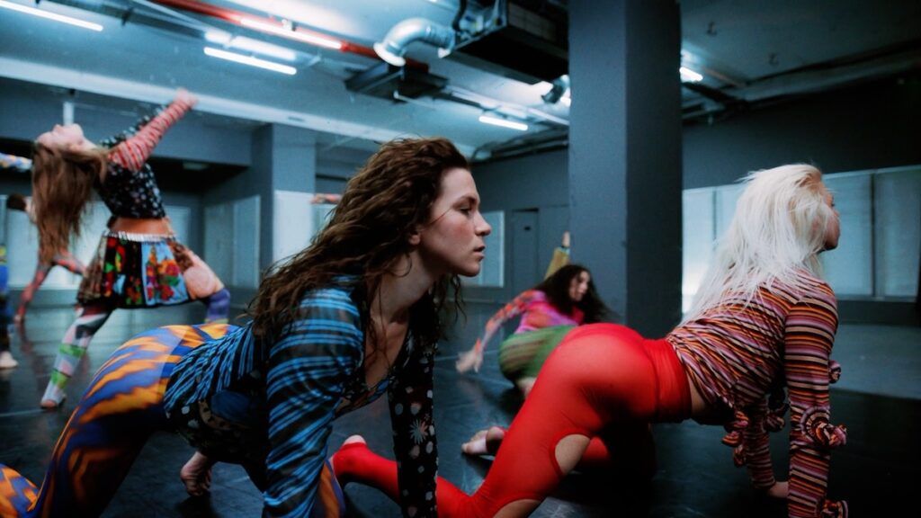 A kaleidoscope of colour, skills and thrashing hair! I loved every second! Read my review of the poignant Holly Blakey Double Bill At The Southbank @thebespokebook bespokeblackbook.com/holly-blakey-d…