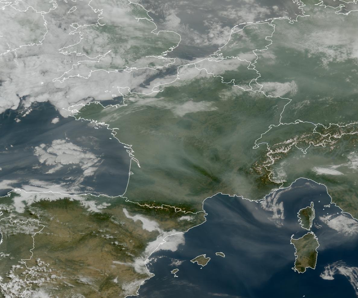 Le ciel est toujours bien blanc/jaune ce matin alors qu'il n'y a pourtant aucun nuage. Les fumées des incendies du Canada sont encore bien présentes dans notre ciel.

A partir de mercredi, c'est le sable du Sahara qui prendra le relais.

Image: Eumetsat