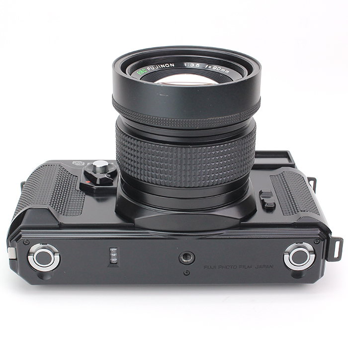 champcamera's tweet photo. \中古入荷ピックアップ/
富士フイルム #GW690II
1978年11月に発売した距離計連動6×9cm判カメラの「GW690」を改良した1985年6月の発売の「GW690II」です。レンズフードを組込み式にしたりグリップを新しくするなど使いやすくなっています!画角は35mm換算で約40mmでスナップに丁度良いですね!→ https://t.co/u4qA3q0Mzz
