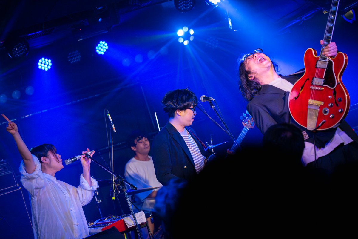 LilY_Makino's tweet photo. ぼびまる結婚式⑨
#tmp2505bobimaru

soratobiwoさん
@soratobiwo 

はるさんもボビーさんも、最前で楽しんでいたsoratobiwoさん。
曲もかっこいいし、爽やかやった。
HPの動きもおしゃれ。
https://t.co/1YspTHEZU9

#ぼびまる結婚式 #soratobiwo #ライブ撮影 #写真好きと繋がりたい https://t.co/isHKqOMZeR
