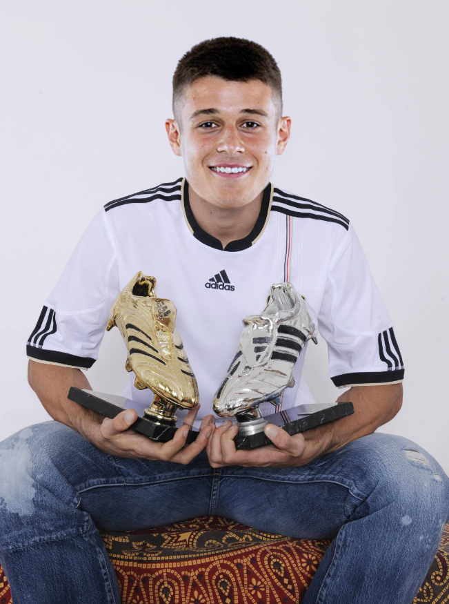 Hab mal verbildlich wie Niklas Nicolò Tresoldi gemäß der CALCIO BERLIN U21-Kader Tierlist von <a href="/BrudiVoeller/">NicoHeymer</a>, <a href="/levins0hn/">Niklas Levinsohn</a> und <a href="/chrrkr/">Christoph Kröger</a> in Zukunft sieht.