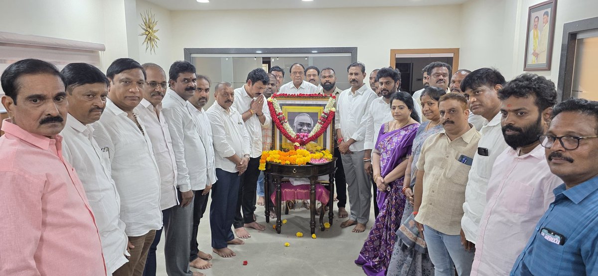 KKRaju_ysrcp's tweet image. *మాజీ శాసనసభ్యులు పల్లా సింహాచలం గారికి నివాళులు ఆర్పించిన  కె . కె.రాజుగారు*

#kkraju