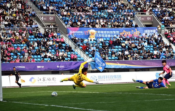 WuxiEco's tweet photo. Catch the 2025 Jiangsu #Football City League⚽buzz at #WEDD's viewing parties! 

From June to Sept, you can: 
🌟Enjoy free live broadcast🎥of the game at 7 hotspots📍including Wuxi Mixc, Joy City, Jingui Park, when you shop or dine😆; 
🌟Cheer with fans and play interactive games at the fans bar of Shangxian River football field;
🌟Unlock hotel/dining discounts with match tickets! 

Mark your calendars for June 15📅: @WuxiCity (home team) vs @ChangZhouCity. Let's roar for our team🥳!
