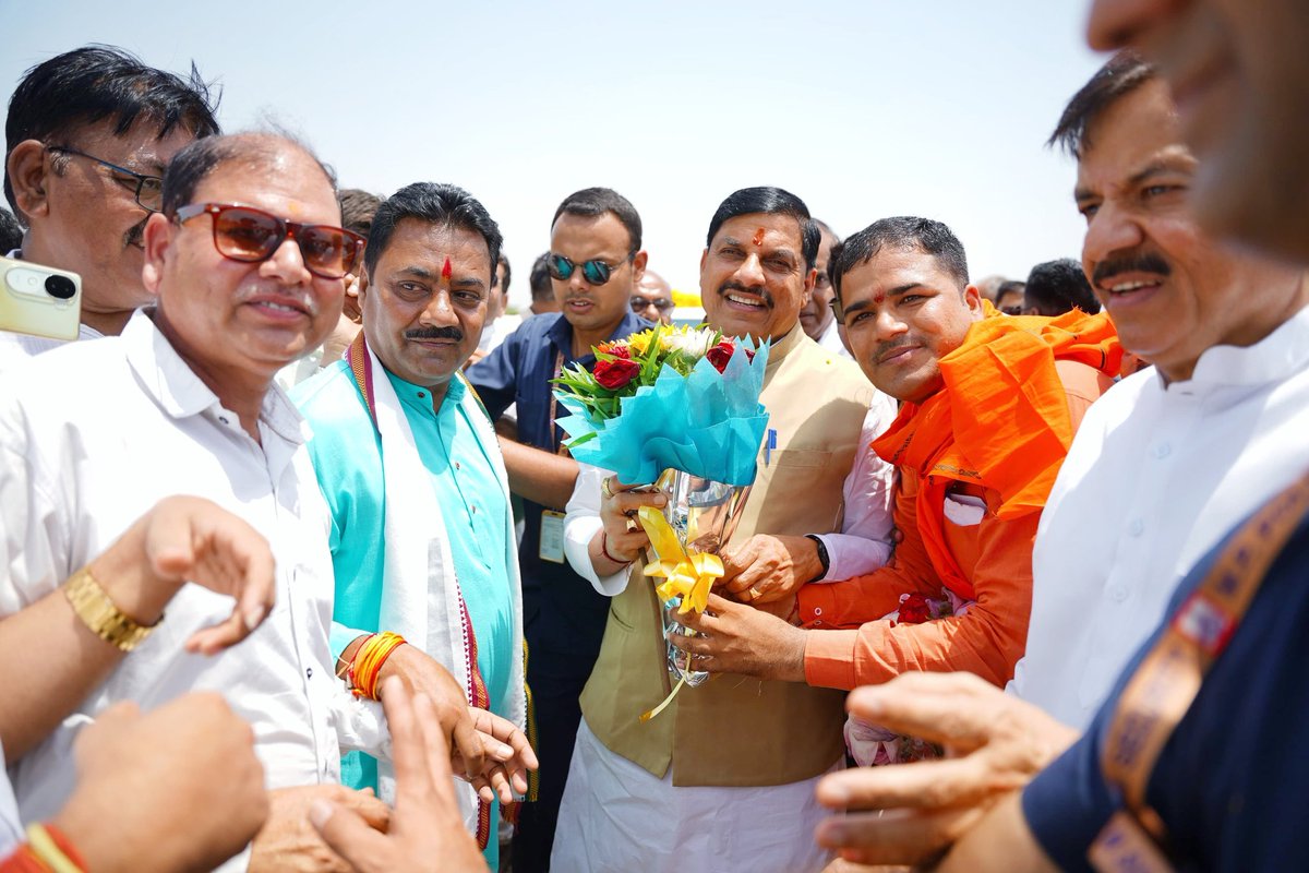 माननीय मुख्यमंत्री जी का आज नरसिंहपुर जिले के गाडरवारा आगमन पर कैबिनेट मंत्री श्री उदय प्रताप सिंह जी एवं सांसद श्री दर्शन सिंह चौधरी जी सहित अन्य जनप्रतिनिधियों एवं कार्यकर्ताओं ने आत्मीय स्वागत किया। 

<a href="/DrMohanYadav51/">Dr Mohan Yadav</a>