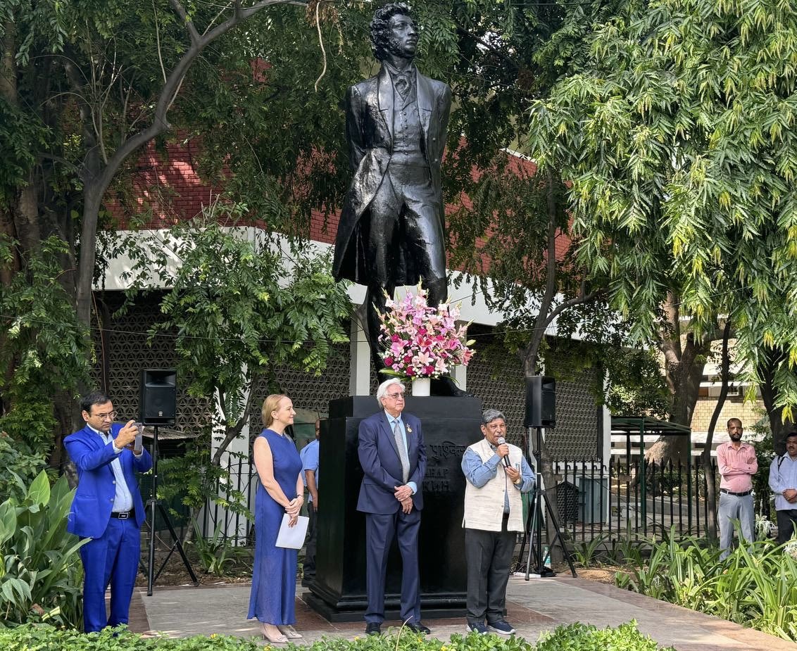 RusEmbIndia's tweet image. 🇷🇺🇮🇳 On June 6, #NewDelhi hosted a solemn flower-laying ceremony at the monument to Alexander #Pushkin dedicated to the 226th poet's birth anniversary and #RussianLanguageDay.

👉🏻 t.me/RusEmbIndia/10…

#Culture
#RussiaIndia
#DruzhbaDosti