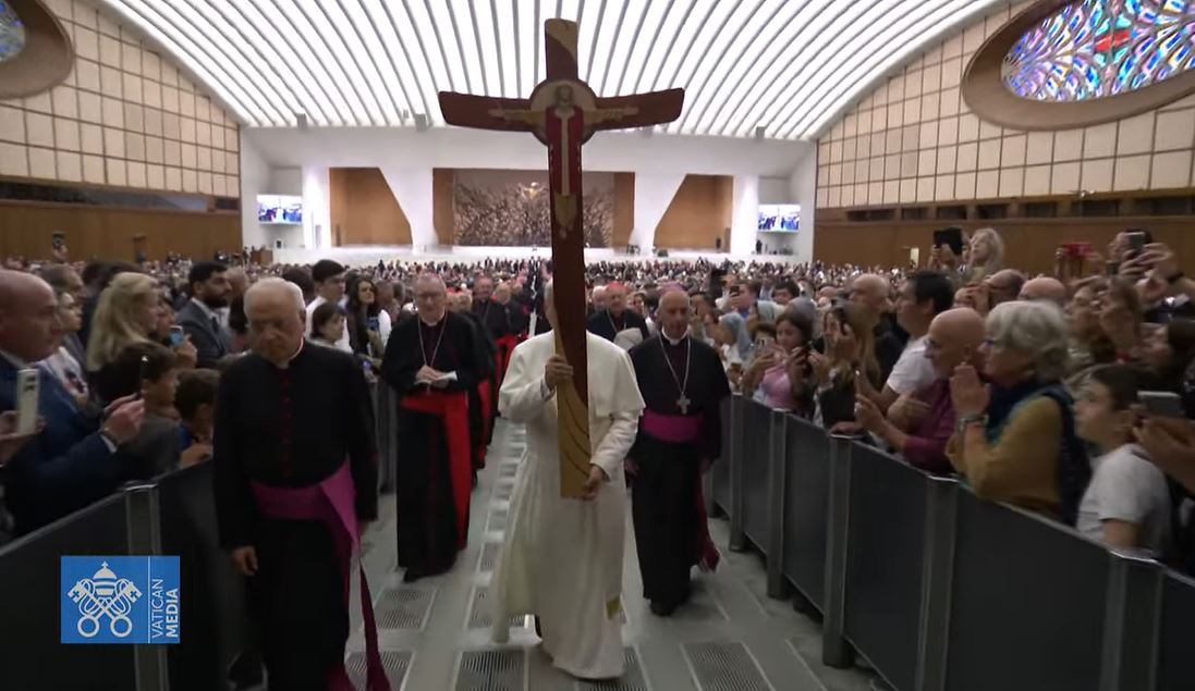 CatholicNewsSvc's tweet image. #PopeLeoXIV leads cardinals, Vatican officials and employees from the Vatican audience hall to the Holy Door of St. Peter's Basilica during the Jubilee of the Holy See.