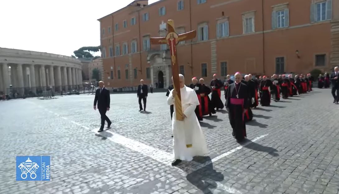 CatholicNewsSvc's tweet image. #PopeLeoXIV leads cardinals, Vatican officials and employees from the Vatican audience hall to the Holy Door of St. Peter's Basilica during the Jubilee of the Holy See.