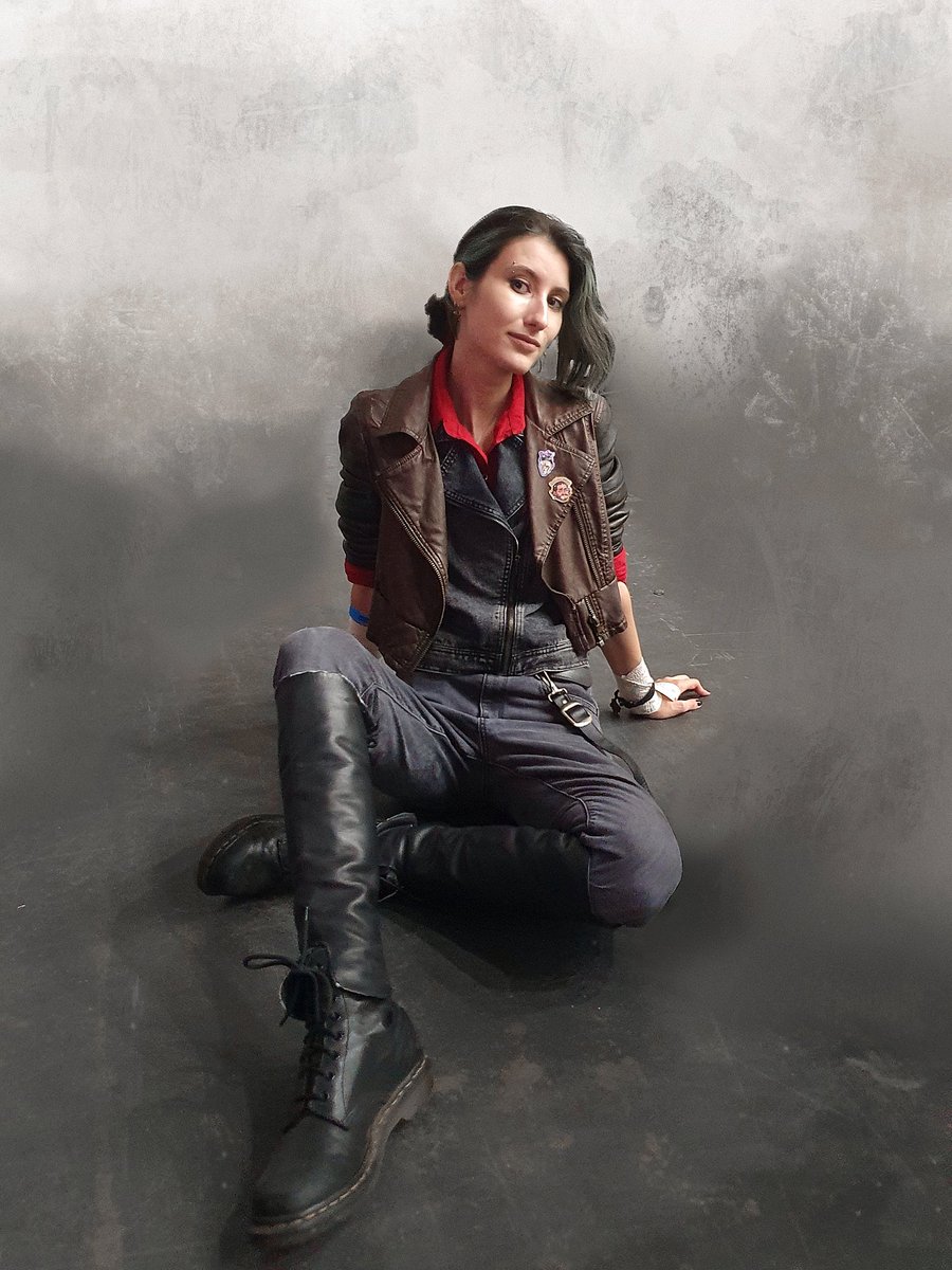 aniteaart's tweet photo. HE'S POSING he needs to plan a riot AND HE'S POSING https://t.co/l7mmFU8Pj2