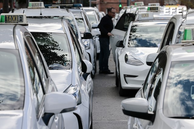 🚖 Convocados paros de taxis durante la noche de San Juan en Valencia y los sábados de julio

🪧La Federación del taxi valenciana reclama consensuar las tarifas urbanas y aprobar suplementos en fechas especiales y para los nuevos servicios como la estación del AVE