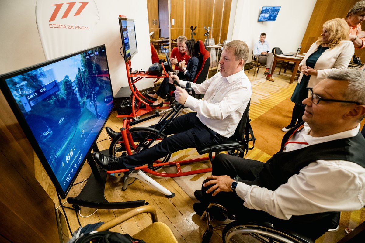 Během minulého týdne proběhl ve Sněmovně již tradičně Charitativní závod o pohár předsedkyně Poslanecké sněmovny na handbike trenažéru. Už počtvrté v řadě ho vyhrál poslanecký klub Starostové a nezávislí. Výtěžek ze startovného podpoří malou Elišku.
➡️psp.cz/zprava/21124