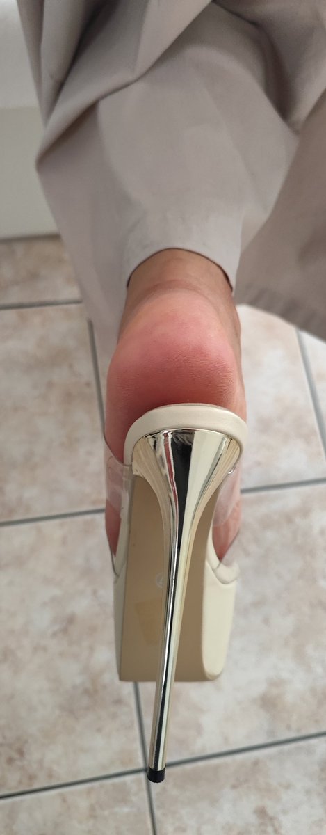 MyWifeFeet2's tweet photo. Arrivi a casa e la trovi con queste scarpe, la doccia e d'obbligo 😜💦💦#cumonheels #shoejob #footjob https://t.co/12Vghude9Y