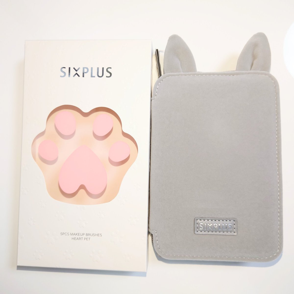 7from_now_on7's tweet photo. #購入品　#SIXPLUS　#メイクブラシ
めちゃくちゃ可愛いブラシ、買わずにいられなかったよ(=^・^=)💓🐾
LIPSでたまたま発見して即買い😻
毛が柔らかくて軽いので旅行にも✈️🚅✨
ファスナーポケットに小物も入るよ☝️
最近、仕上げのパウダーはブラシでさっと付けるのが好き🪞🩷

早く元気になりたいな💧 https://t.co/05ZHCMWRg6
