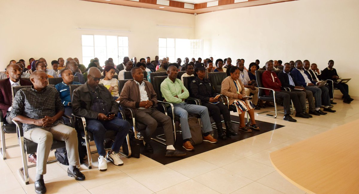 MathieuwiRwanda's tweet image. Ubuyobozi bwa @rulindodistrict bwasobanuriye itsinda aho bageze mu kwesa imihigo, ndetse n’imbogamizi bagihura na zo mu nzego zimwe na zimwe. Hatanzwe ingamba zafasha gukemura ibitagenda neza.
#ServiceDelivery #RwandaDevelopment #ImihigoInspection