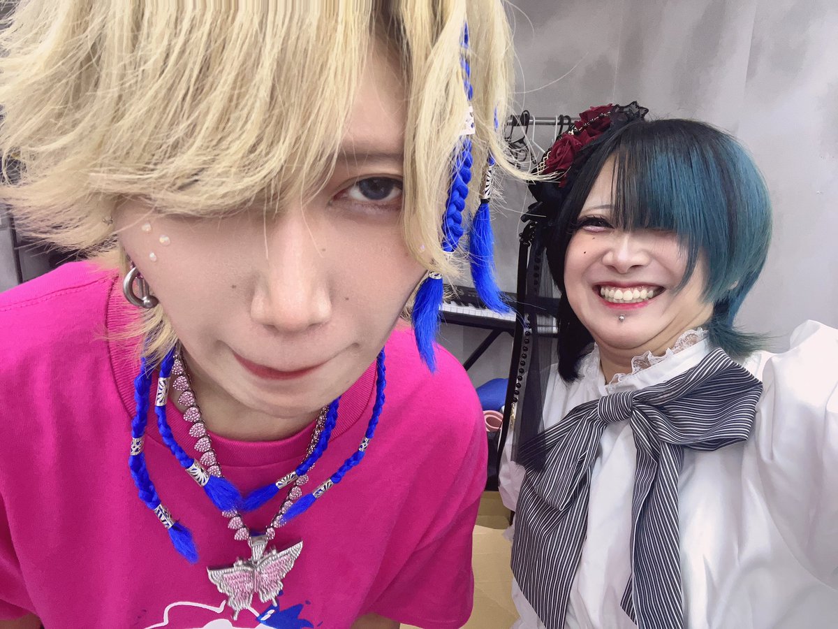 Hiro_WS_'s tweet photo. 遅ればせながらやたさん生誕ありがとうございました！！！
BstR恒例(？)の写真も、かわいー写真もありますよ〜😸
血濡れの茨として宵めろと喧嘩してばっかりの劇、たのちかた🤩今年もカリスマハッピーな年にしてください💙 https://t.co/FJWobRX6SE