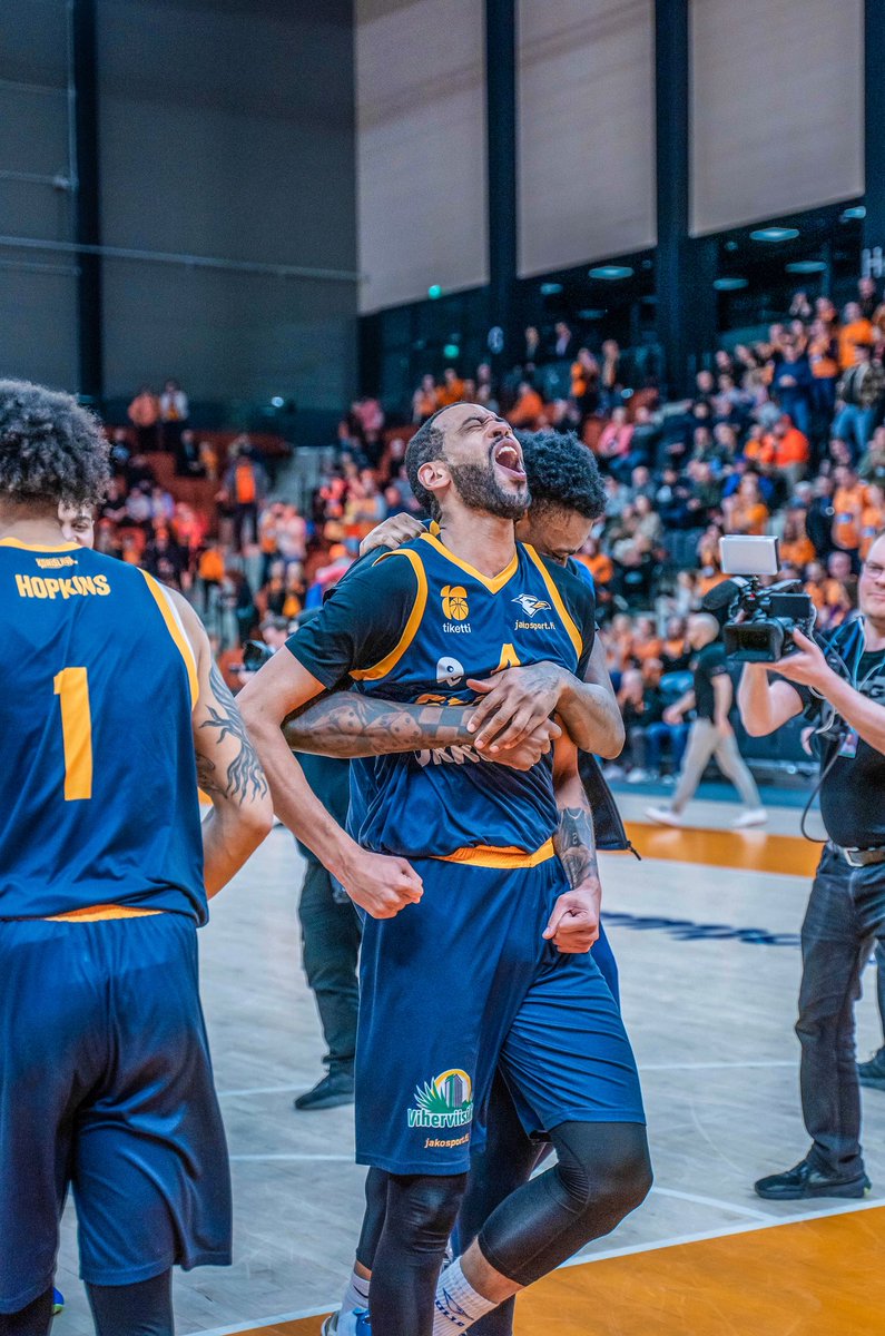 GullsBasketball's tweet image. ๐ฅ๐๐๐๐๐๐ ๐๐๐๐๐๐๐ ๐๐๐๐๐๐๐:
#4 RENE ROUGEAU (C)๐
Kapteeni Rougeaun kolmas kausi Gullsissa ja plakkarissa kaksi kultaa ja yksi hopea! Ikรค ei tunnu haittaavan, sillรค legenda valittiin pleijareiden MVP:ksi๐
๐ธ Samira Lee
#gullsnation