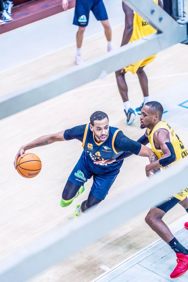 GullsBasketball's tweet image. ๐ฅ๐๐๐๐๐๐ ๐๐๐๐๐๐๐ ๐๐๐๐๐๐๐:
#4 RENE ROUGEAU (C)๐
Kapteeni Rougeaun kolmas kausi Gullsissa ja plakkarissa kaksi kultaa ja yksi hopea! Ikรค ei tunnu haittaavan, sillรค legenda valittiin pleijareiden MVP:ksi๐
๐ธ Samira Lee
#gullsnation
