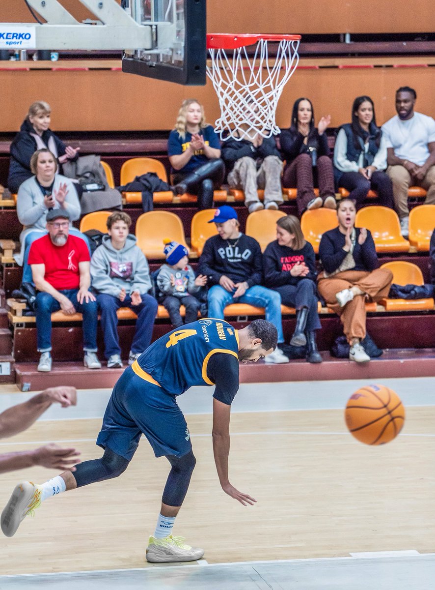 GullsBasketball's tweet image. ๐ฅ๐๐๐๐๐๐ ๐๐๐๐๐๐๐ ๐๐๐๐๐๐๐:
#4 RENE ROUGEAU (C)๐
Kapteeni Rougeaun kolmas kausi Gullsissa ja plakkarissa kaksi kultaa ja yksi hopea! Ikรค ei tunnu haittaavan, sillรค legenda valittiin pleijareiden MVP:ksi๐
๐ธ Samira Lee
#gullsnation