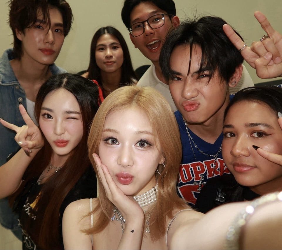 picbaemon's tweet photo. PHARITA with her mom, Thai actor and model at the concert in Thailand! https://t.co/HsciVKUu1H