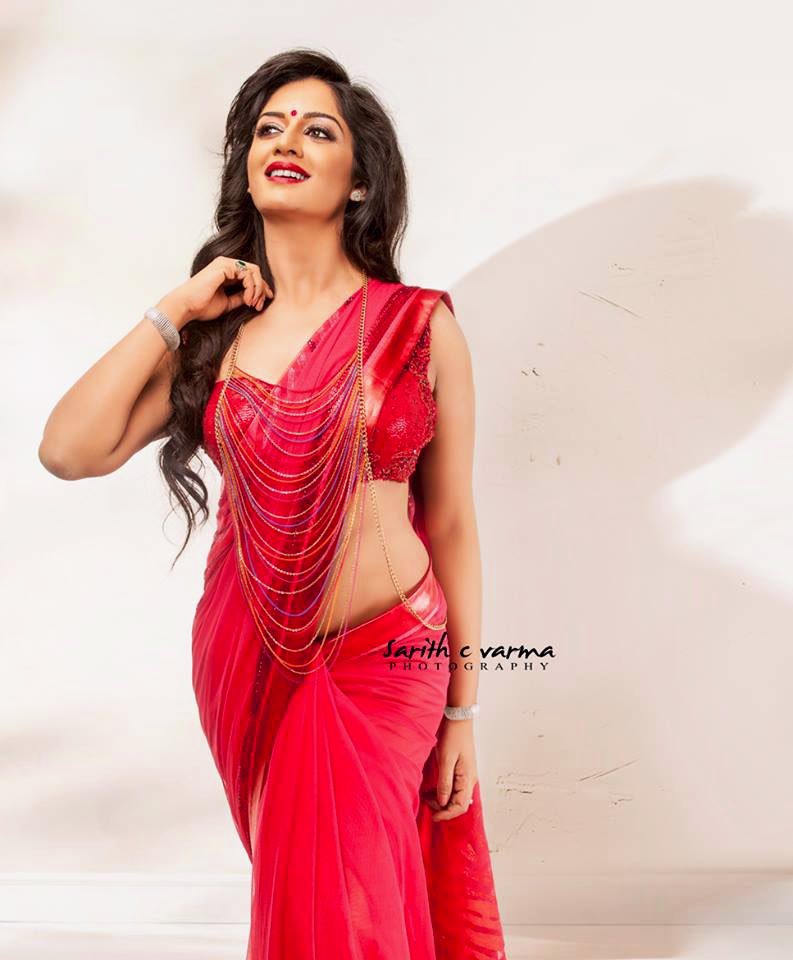 Grace in every drape, power in every pose. A modern twist to timeless tradition 🌹❤️‍🔥