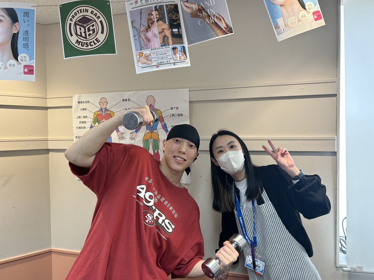 yokohama_rs's tweet image. リゾスポは先生と生徒の距離が近い🫶🌈
今日は職員室に来ていた1年生が菅井先生と
そっくりな服装だったので記念にパシャリ！📷✨
リゾスポでは就職や学校以外の相談もできるアットホームな環境があります！
興味がある方はぜひオープンキャンパスにお越しください！
#スポーツ #トレーナー #ビジネス