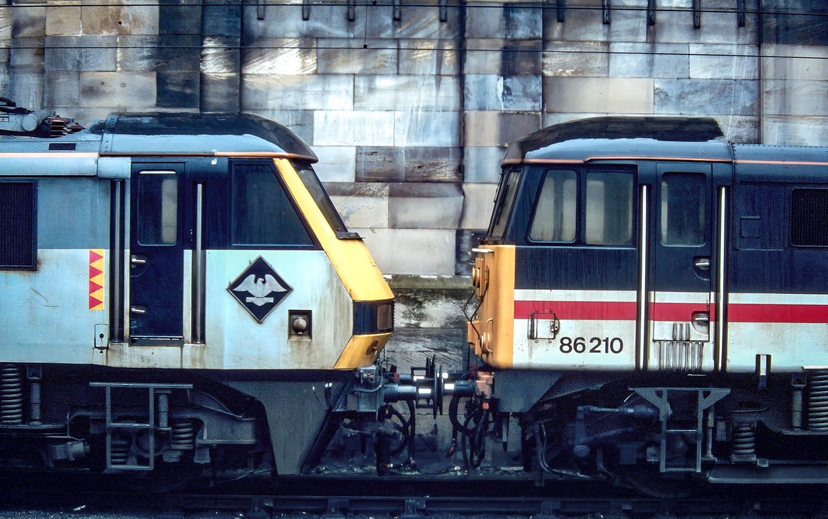 miles_chains's tweet photo. The new kid on the block gets up close and personal with the older hand! AL6 86210 ‘City of Edinburgh’ cosies up with RfD class 90 at the wall side in Carlisle.
#Class86 #Class90 #AL6 #InterCity #RailfreightDistribution #Carlisle #BritishRail https://t.co/PxtJrJVWr2
