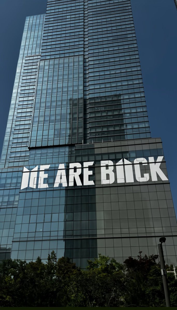 tinnkerbell__'s tweet image. #BTS : WE ARE BACK
#AMRY : Welcome home, babies 💜