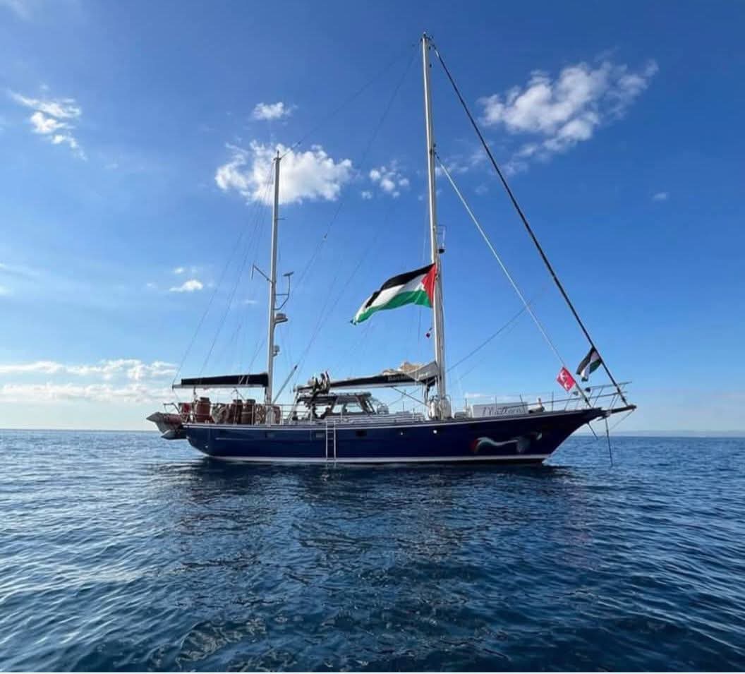 Sadece un ve ilaç taşıyan küçük bir gemi, birkaç koca yürekli insan donanmayla kuşatılıyor.
Buna da tanık olduk dünya...