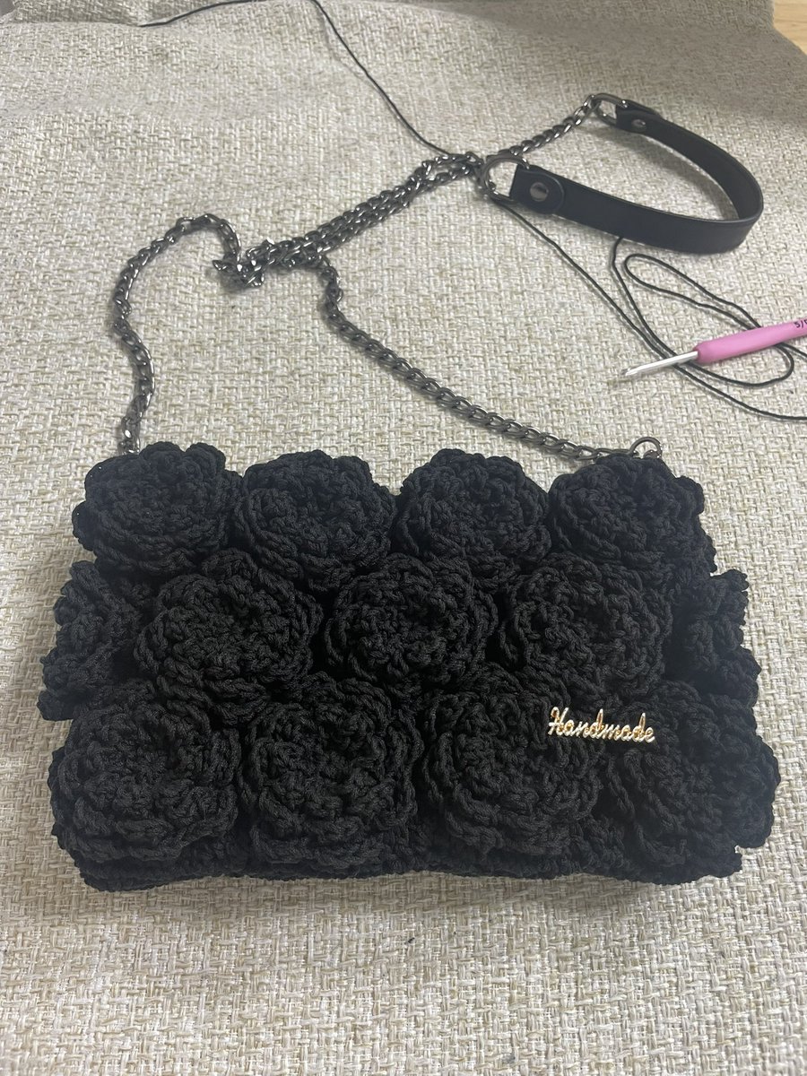 드디어 가방완성!
힘을 너무주고 떠서 손가락 관절이 마디마디 욱씬욱씬. 손마사지기도 샀다🥹 그치만 뜨개질 못멈춰 ㅋㅋㅋㅋㅋ 꽃24개를 이어서 만들었다🌼🌼🌼🌼🌼🌼🌼🌼🌼🌼🌼유튜브금손선생님들다시한번감사드립니다!