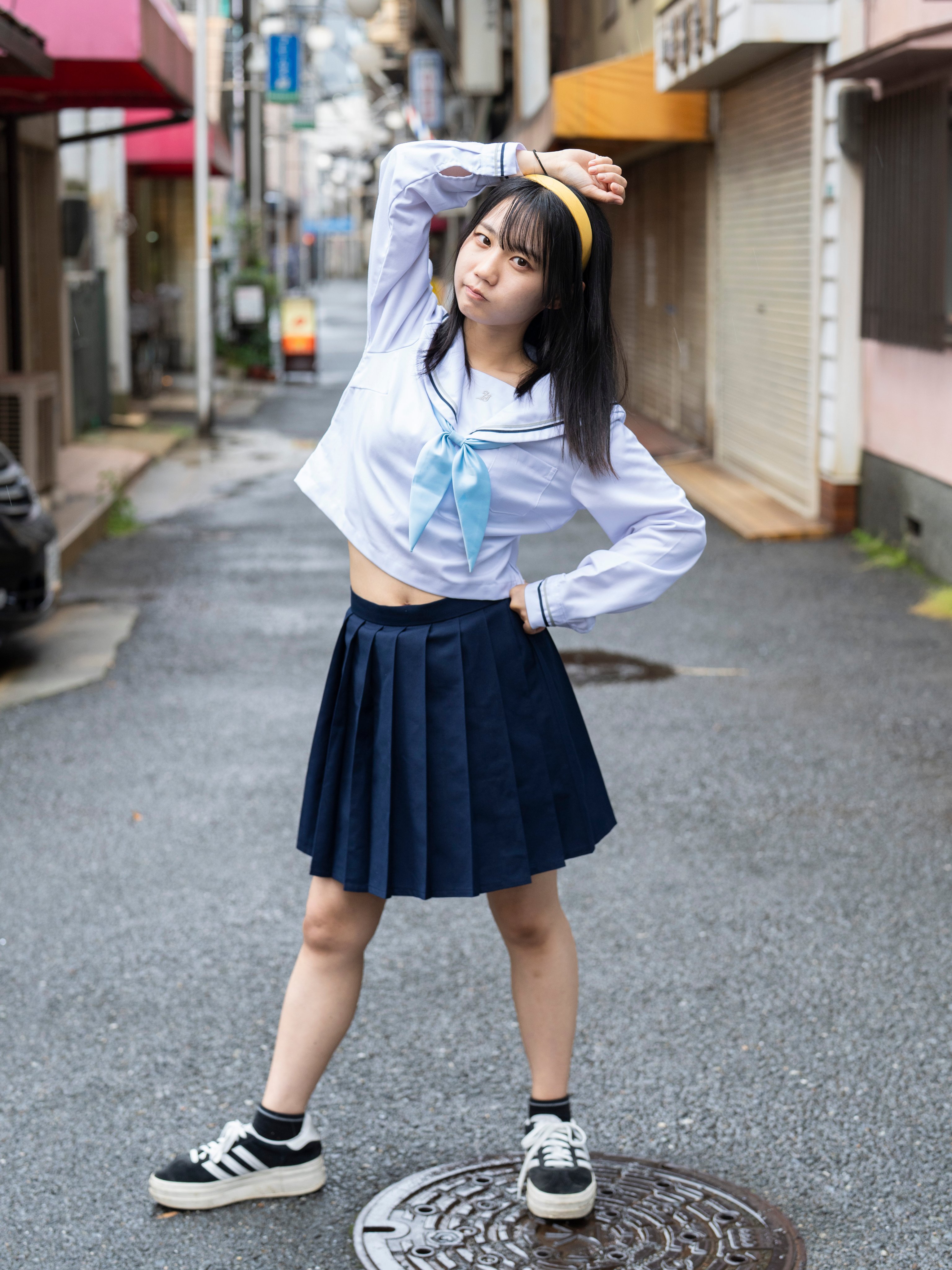 礼服 Zenaida 黑色镂空高开叉天鹅绒礼服