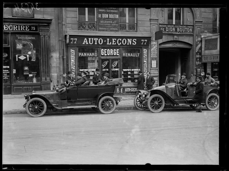 [PHOTO DU JOUR] #Photodujour
Ecole de chauffeurs, préparant à l'examen du permis de conduire. Jeudi 25 mars 1920. Photographie du journal "Excelsior".
© Excelsior - L'Equipe / Roger-Viollet