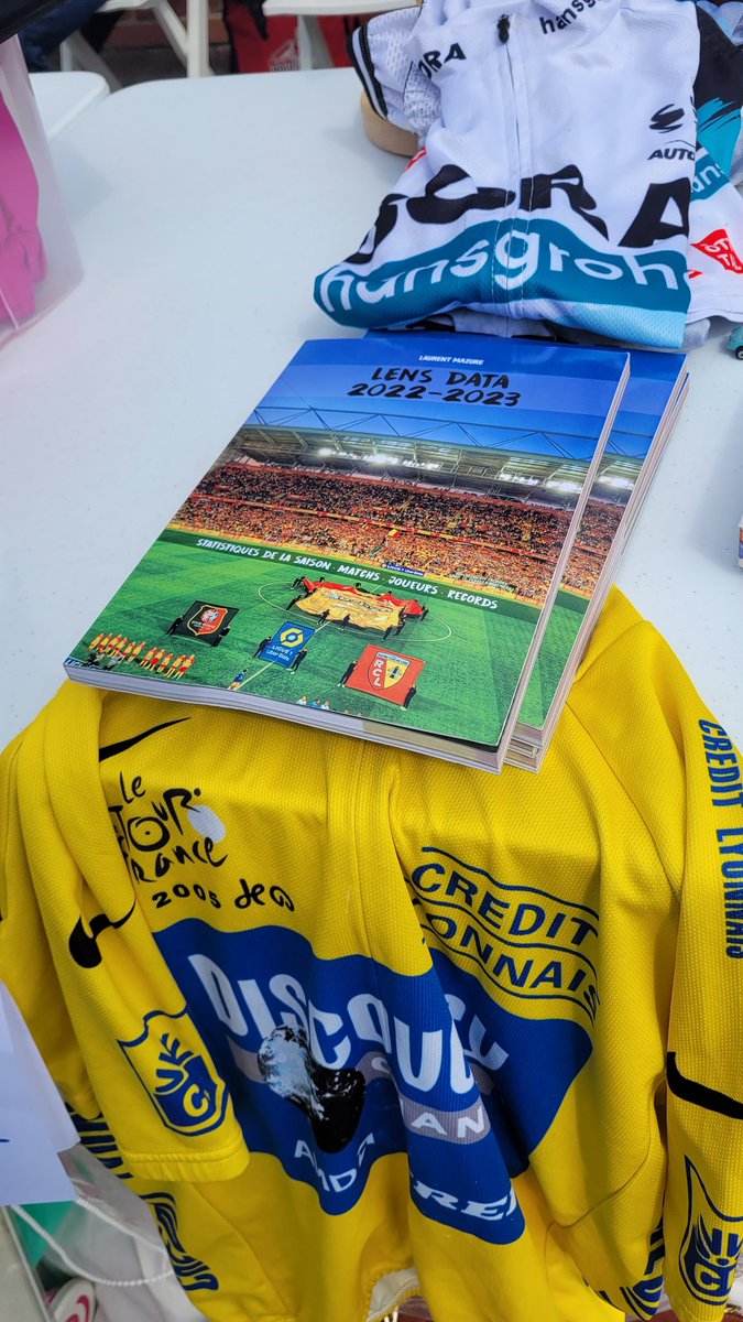 Il y a le livre de la saison 2022-2023 du #Rclens sur un stand de la brocante de Fampoux ! Et à 2€ 😉