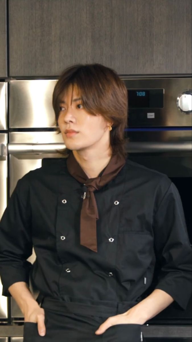 nakapmoto's tweet photo. @soIoleveling Yugo yang selesai bersiap menata makanan melihat para tamu yang mulai berdatangan ke stand makanan. 

"Konnichiwa minna, Hunter Yugo disini. Saya bertugas untuk menyajikan banyak makanan dan minuman enak untuk kalian." https://t.co/W7LJ2G451I