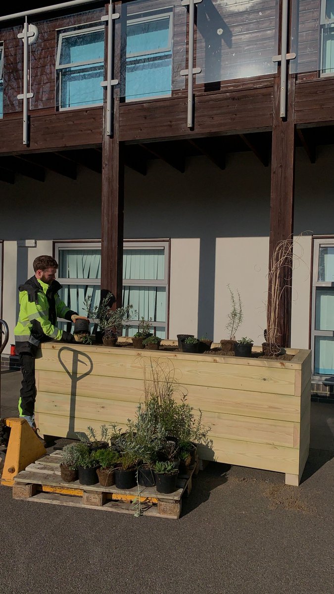 MeristemDesign's tweet image. Our team's been busy installing SUDS planters across school playgrounds 🌱
Managing rainwater while creating hands-on learning spaces for kids to connect with nature.
Here's our Head of Projects, Wilf, planting drought-tolerant species at St Helen's Catholic Primary School.