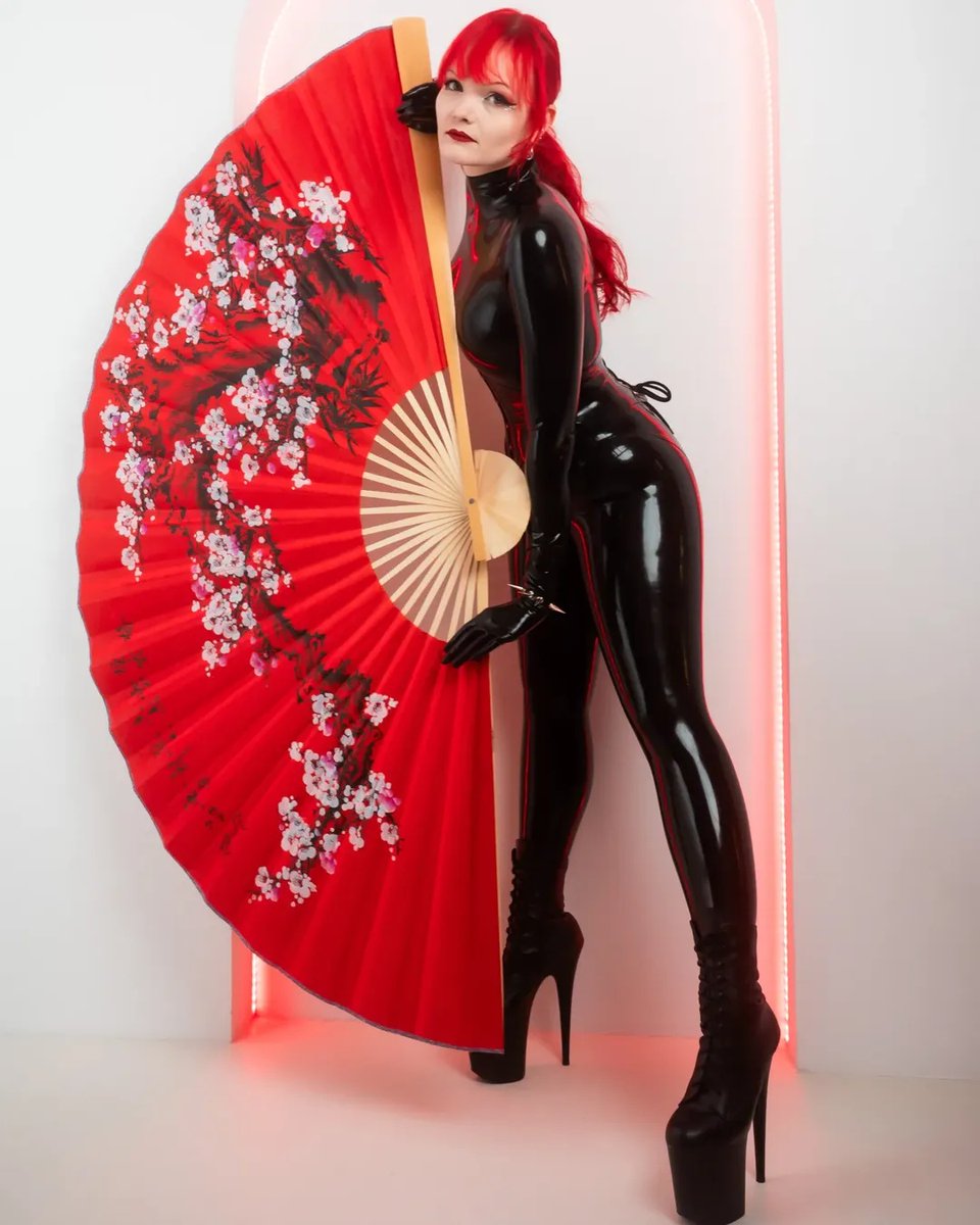 Even if your latex is black - you can always add a splash of color!⁠
Happy Pride Month! ⁠
⁠
#latex #latexlife #latexfashion #pride🌈 #pridemonth🌈 #alternativefashion #altmodel #altfashion #altgirl #rubberfashion