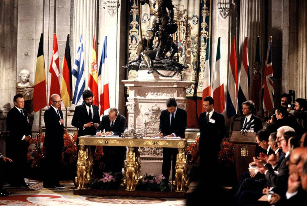 🇪🇸🇪🇺 Esta semana, el 12 de junio, España celebra un hito histórico en su camino europeo.

En 1985, nuestro país firmó el Tratado de Adhesión a las Comunidades Europeas.
Un paso decisivo hacia la democracia plena, la modernización y la integración en el proyecto europeo. 🧵