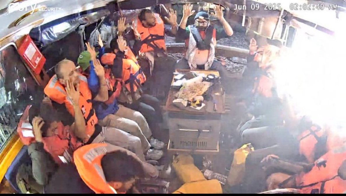 İsrail’in Gazze’ye insani yardım ulaştırmak amacıyla yola çıkan sivil Madleen gemisine yönelik saldırısı, uluslararası hukukun ve insan haklarının açıkça bir ihlalidir. Bu alçak saldırıyı en güçlü şekilde kınıyoruz.
#KamuŞefleri
#Madleen #WeAreMedleen