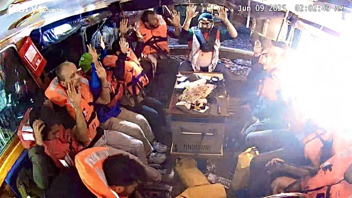 #Israele fa morire di fame neonati palestinesi, stermina civili affamati e operatori umanitari e bombarda panifici.
L’IDF sequestra la #FreedomFlotilla in acque internazionali. 
Un atto di pirateria/l’ennesimo crimine contro attivisti che portano cibo e aiuti ai bambini affamati.