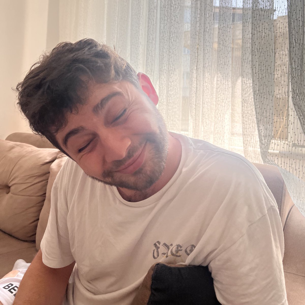 Sabahları yaprak dökümü izlemekten sıkılmış. Size efsane bir şey açıcam dedi