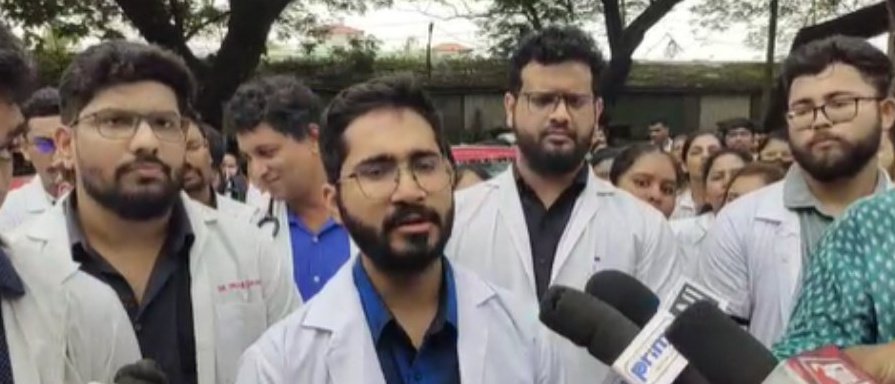 SudipNaikGoa's tweet photo. The GMC hospital staff deserve our unwavering support. Their dedication saves lives daily. Let's urge authorities to address their concerns, ensure fair treatment, and strengthen our healthcare system.
#SupportGMCH #GoaHealthcare #HealthcareHeroes #gmcprotest
#gmcgoa #GMC https://t.co/mRtwsk9kMo