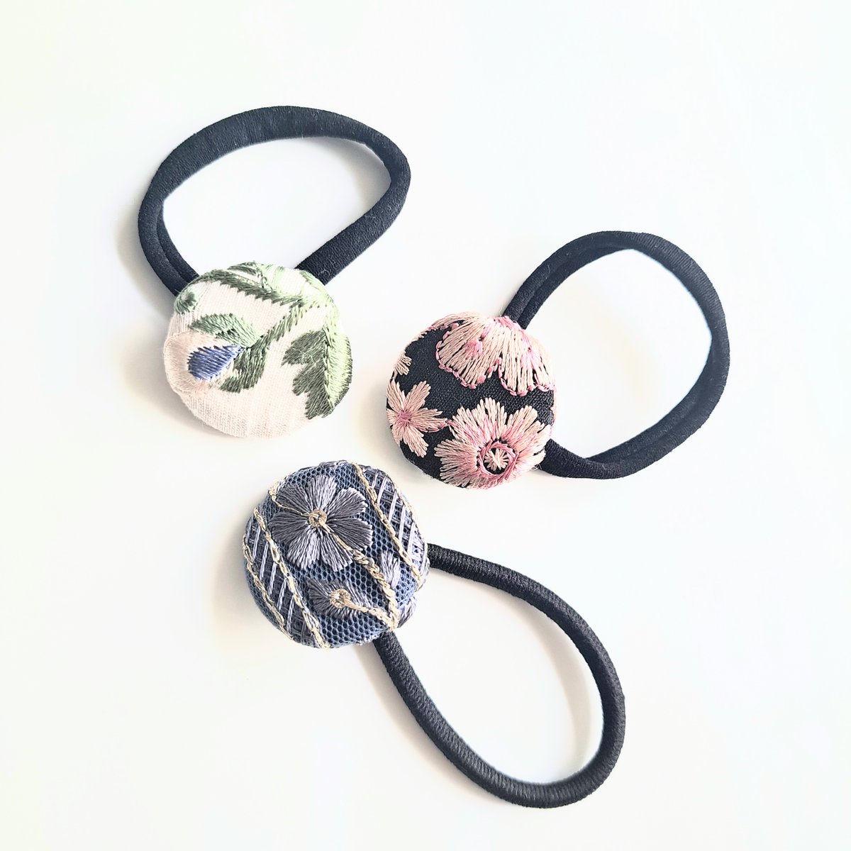 vs_qaq's tweet photo. 小さくなったリボンでくるみボタン作ってみた！これをヘアゴムにして
ノベルティにしようかなー☺
#ＢＭＢ準備中 https://t.co/xWSRjAq24x
