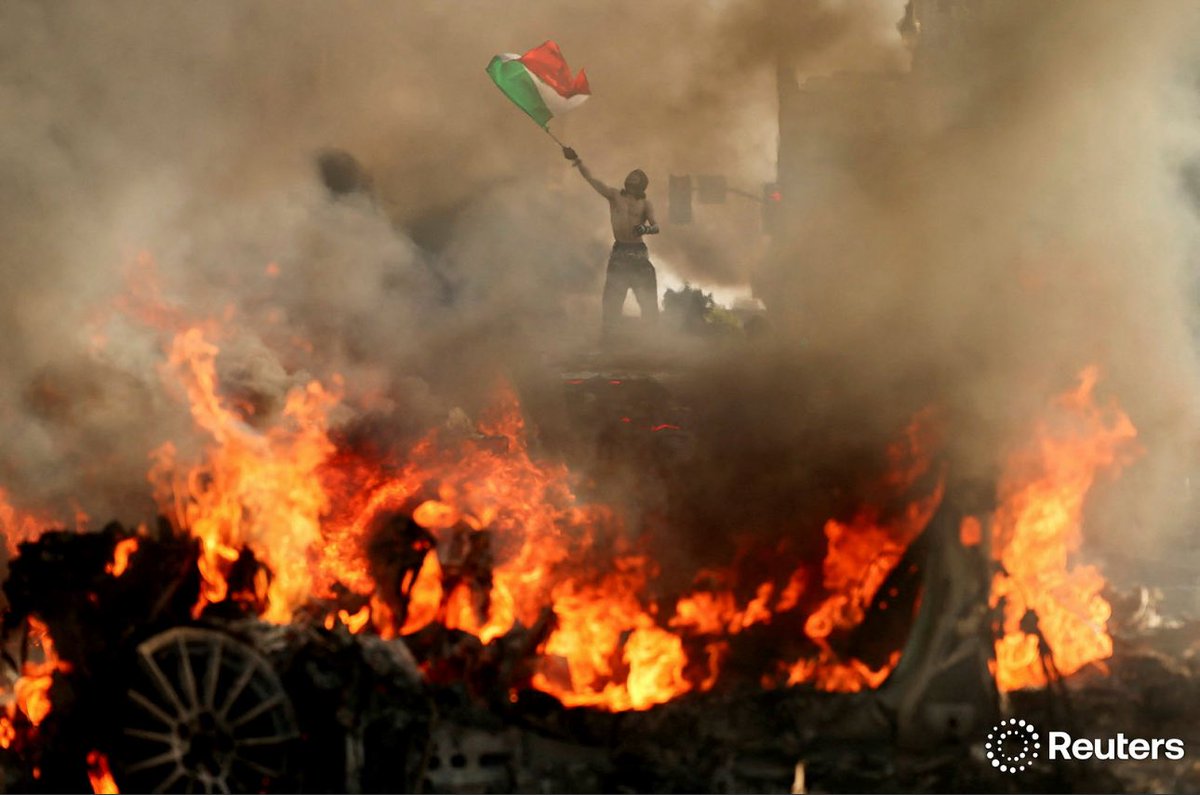 Juan Manuel Karg (@jmkarg) on Twitter photo Ayer fue el tercer día de redadas antimigratorias en Los Angeles, California. Hubo movilizaciones que fueron creciendo y muchas banderas de México. Trump activó a la Guardia Nacional. Impresionante foto de David Swanson que distribuye Reuters. Ayer fue el tercer día de redadas antimigratorias en Los Angeles, California. Hubo movilizaciones que fueron creciendo y muchas banderas de México. Trump activó a la Guardia Nacional. Impresionante foto de David Swanson que distribuye Reuters.